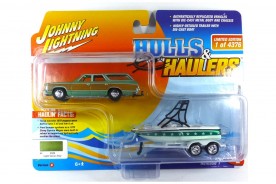Preisvergleich für Autos: Johnny Lightning JLBT015A-2 Chevrolet Caprice grün/braun 1973 mit Boot & Trai...