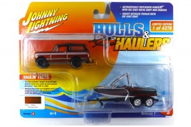 Preisvergleich für Autos: Johnny Lightning JLBT015A-3 International Scout II dunkelrot 1979 mit Boot & ...