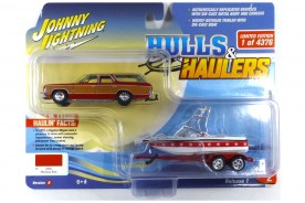 Preisvergleich für Autos: Johnny Lightning JLBT015B-2 Chevrolet Caprice rot/braun 1973 mit Boot & Trail...