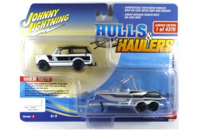 Preisvergleich für Autos: Johnny Lightning JLBT015B-3 International Scout II weiss/schwarz 1979 mit Boo...