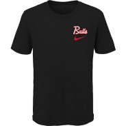 Preisvergleich für Oberteile: NBA Chicago Bulls Wordmark SS Tee EZ2B7BCJ2-BUL T-Shirts  schwarz Gr. 38 Jungen Kinder